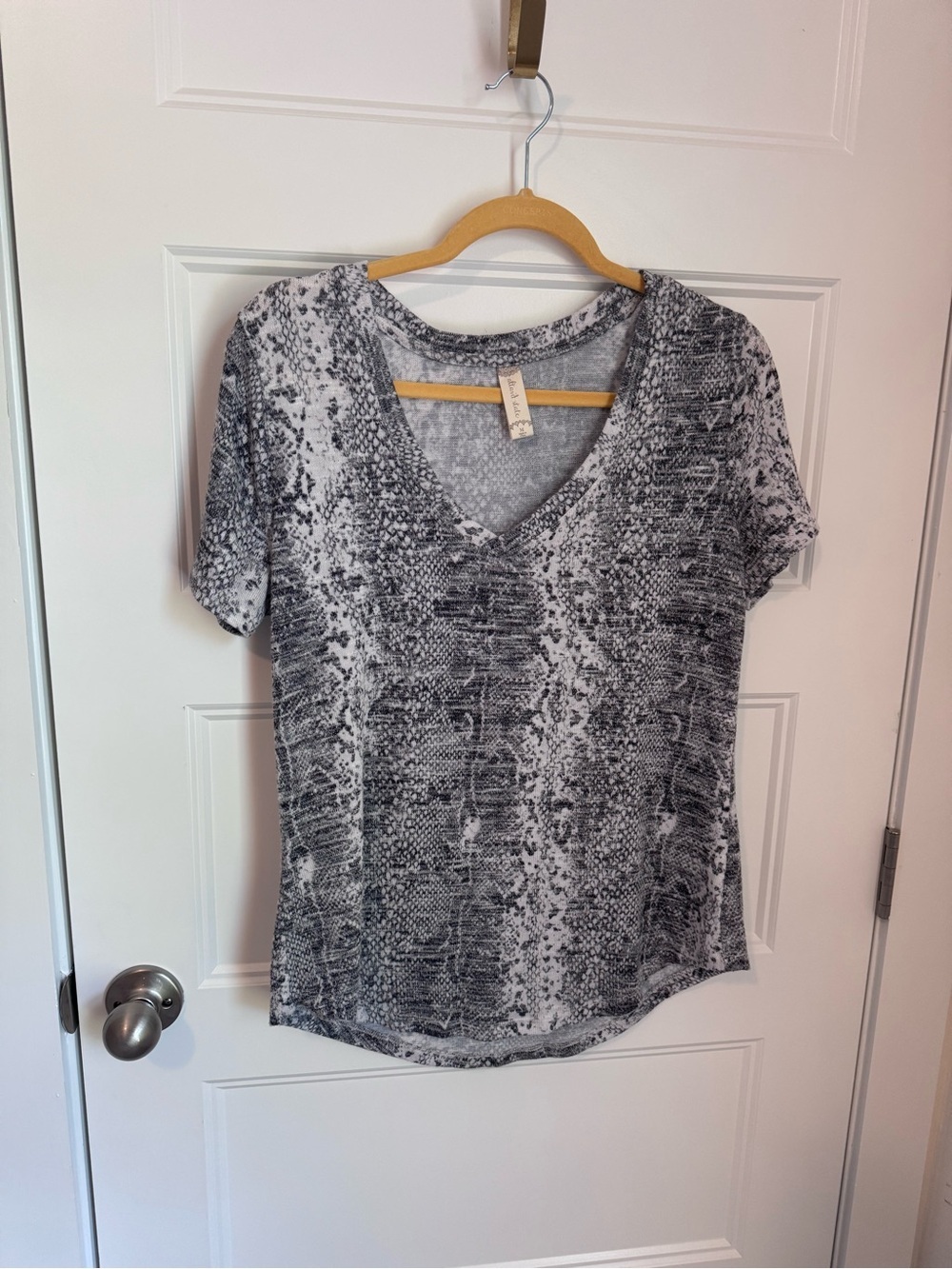 Altar'd State Black & White Snake-Print V-Neck Short Sleeve Top
